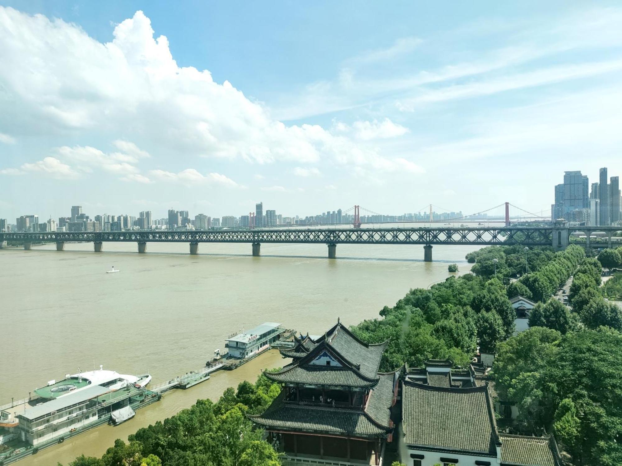 Holiday Inn Wuhan Riverside By Ihg Екстериор снимка