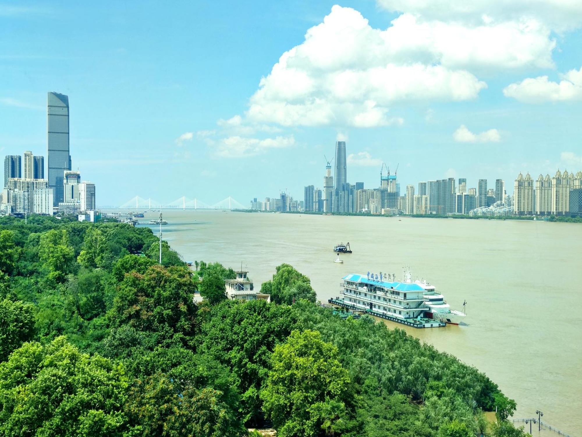 Holiday Inn Wuhan Riverside By Ihg Екстериор снимка