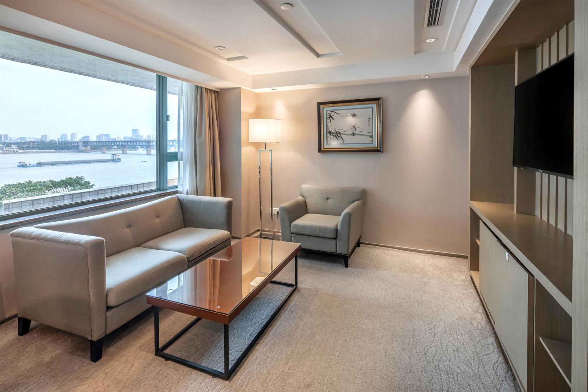 Holiday Inn Wuhan Riverside By Ihg Екстериор снимка