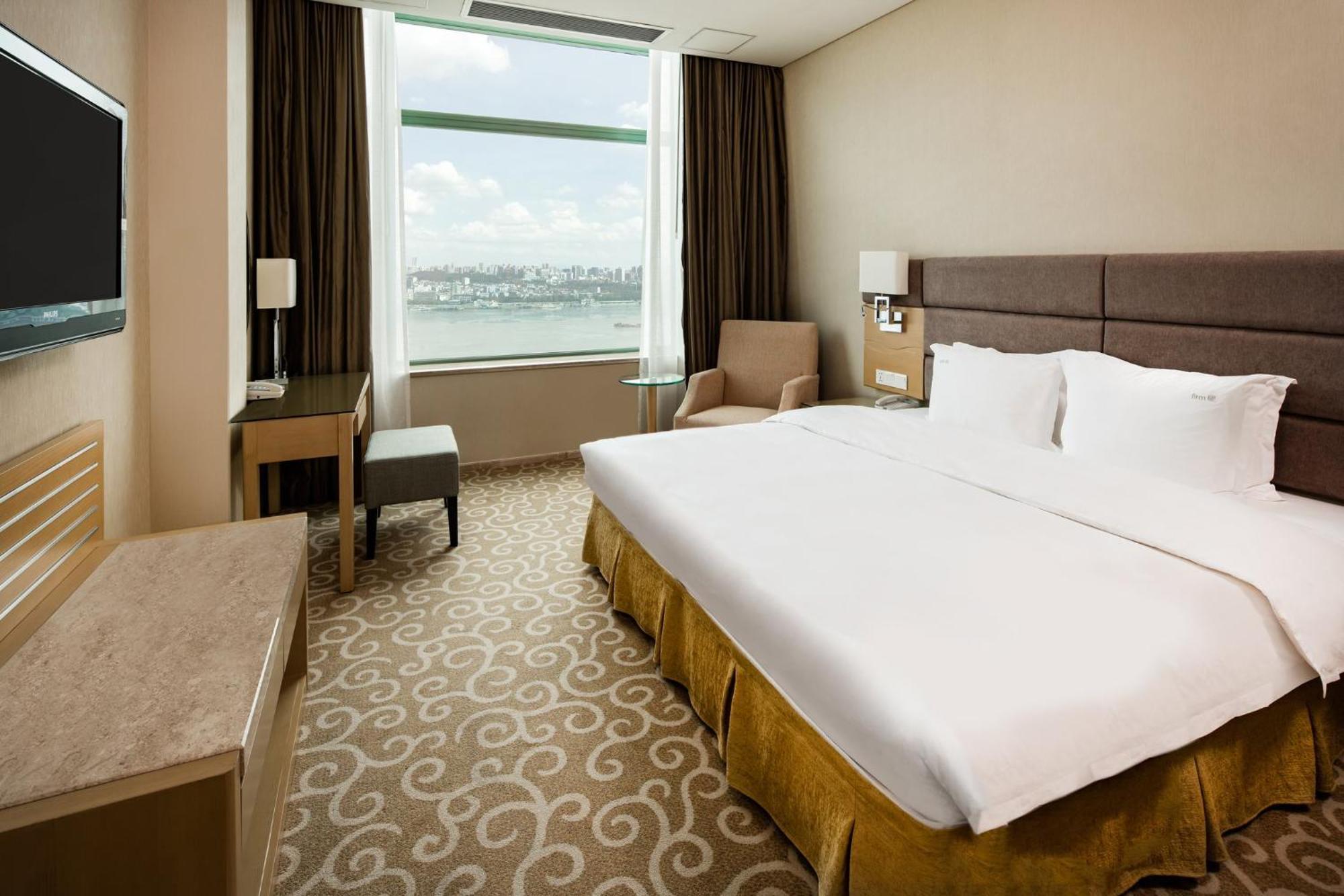 Holiday Inn Wuhan Riverside By Ihg Екстериор снимка